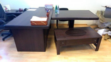 Стол с приставкой и кофейный столик для кабинета